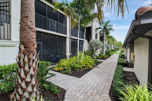 Exterior detail - Enjoy views of the immaculate green from your screened lanai at Lakeside National - Golfside Escape (Bradenton)