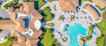 Enjoy views of the immaculate green from your screened lanai at Lakeside National - Golfside Escape