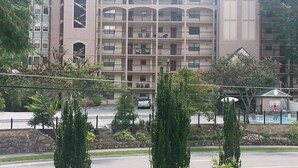 Un hotel de varios pisos con una fachada simétrica, múltiples balcones y una torre central.