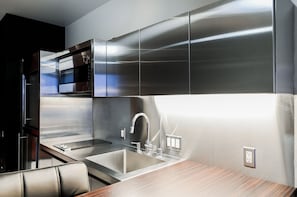 Geladeira, micro-ondas, cooktop, lava-louças