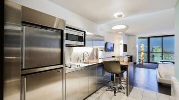 Refrigerador, microondas, parrilla de estufa y lavavajillas