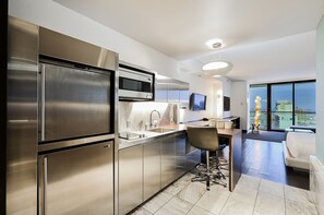 Fridge, microwave, stovetop, dishwasher