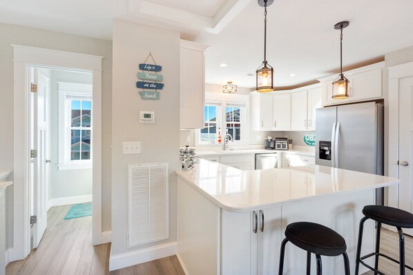 ثلاجة، ميكروويف، فرن، موقد طهي مسطح