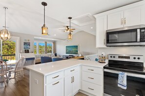 ثلاجة، ميكروويف، فرن، موقد طهي مسطح