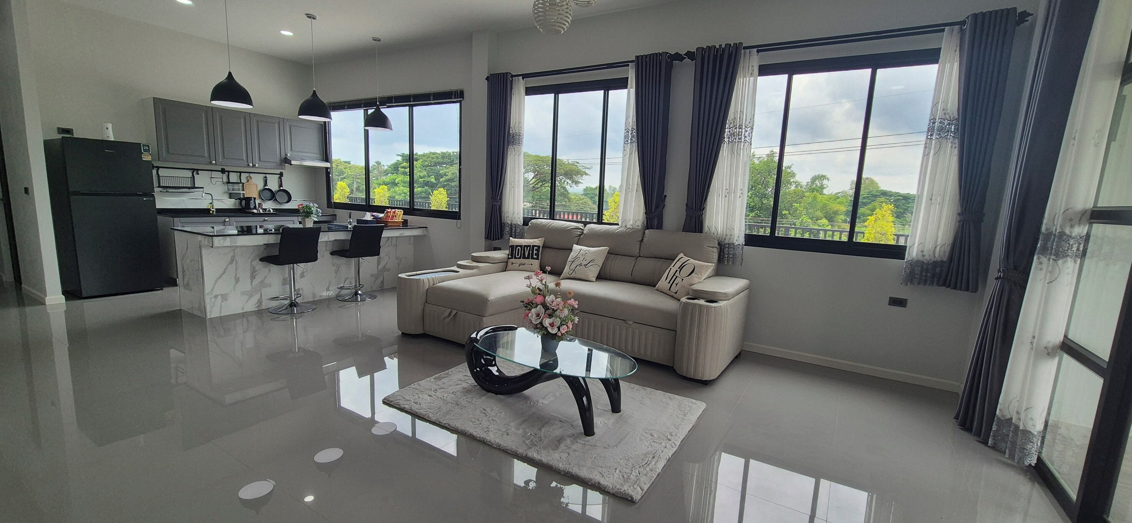 Comfort appartement, balkon, uitzicht op de stad | Woonruimte | Een 50-inch ledtelevisie met digitale zenders