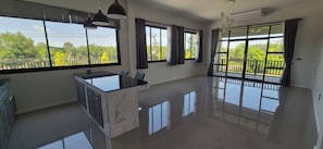 Apartamento Confort, balcón, vistas a la ciudad | Zona de estar