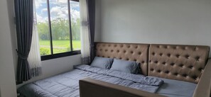 Minibar, desk, laptop workspace, blackout curtains - Harary Family apartments (Sawang Daen Din)