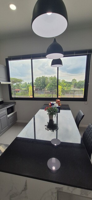 Family dining - Harary Family apartments (Sawang Daen Din)
