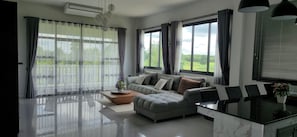 Deluxe Apartment | Living area