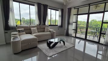 Appartement Confort, balcon, vue ville | Coin séjour
