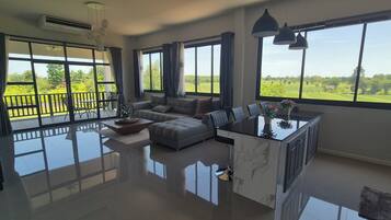 Deluxe appartement | Woonruimte | Een 50-inch ledtelevisie met digitale zenders