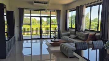 Deluxe Apartment | Living area