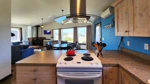 Une cuisine moderne dotée d’un îlot central, d’une cuisinière et de meubles de rangement en bois.