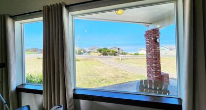Ocean View, Walk to Everything! Dog Friendly! Cute Yachats, Oregon Home!