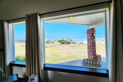 Ocean View, Walk to Everything! Dog Friendly! Cute Yachats, Oregon Home!