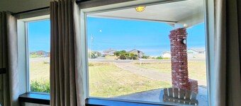 Ocean View, Walk to Everything! Dog Friendly! Cute Yachats, Oregon Home!