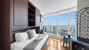 3 slaapkamers, een bureau, een strijkplank/strijkijzer, reisbedje