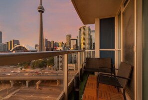 Property grounds - CN Tower View - Spacious 3BR - Pool/Gym - Walkable (Toronto)