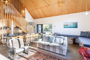 Fireplace, books - The Black Barn - Karitane Beach (Karitane)