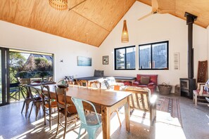 Fireplace, books - The Black Barn - Karitane Beach (Karitane)