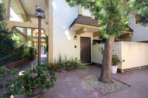 Unwind in Style, Modern, Secure & Centrally Located