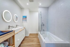 Douche, sèche-cheveux, serviettes fournies, savon