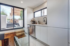 Micro-ondes, four, plaque de cuisson, lave-vaisselle