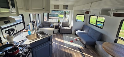 Cozy 2-bedroom mobile home in lovely Kila with AC