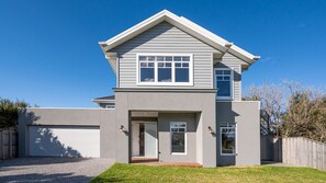 Exterior - Solara House with Heated Pool and Cinema Room (Safety Beach)