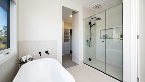 Een douche, een haardroger, handdoeken