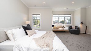 4 bedrooms, iron/ironing board, travel cot, free WiFi - Solara House with Heated Pool and Cinema Room (Safety Beach)