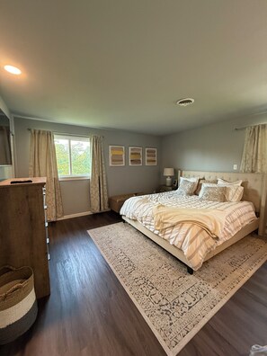 4 bedrooms, iron/ironing board, WiFi, bed sheets - 4-bedroom house in welcoming State College close to town and Beaver Stadium (State College)