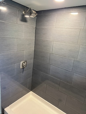 SĂšche-cheveux, serviettes fournies, savon, papier toilette