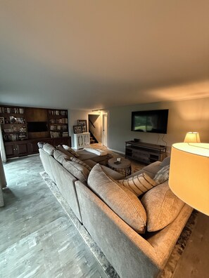 TV - 4-bedroom house in welcoming State College close to town and Beaver Stadium (State College)