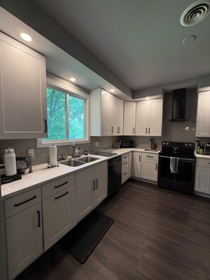 Private kitchen - 4-bedroom house in welcoming State College close to town and Beaver Stadium (State College)