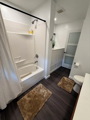 Hair dryer, towels, soap, toilet paper - 4-bedroom house in welcoming State College close to town and Beaver Stadium (State College)