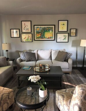 Living area - 4-bedroom house in welcoming State College close to town and Beaver Stadium (State College)