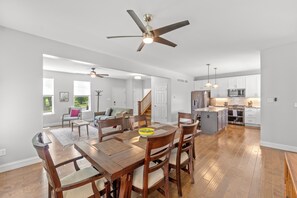 House, Multiple Beds, Kitchen, Garden View (3229 Modern Home w/Garage) | Interior