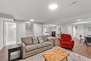House, Multiple Beds, Kitchen, Garden View (3229 Modern Home w/Garage) | Living area | 40-inch TV with digital channels, MP3 dock