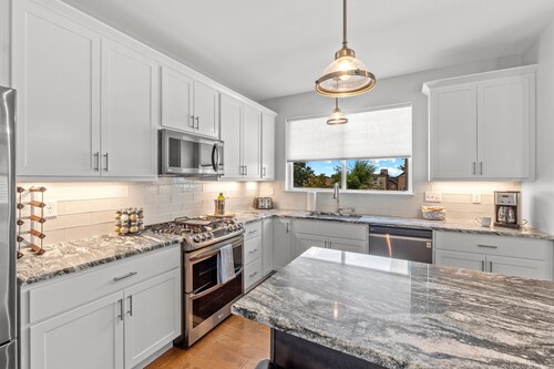 Modern Home W/garage Near SLU JZ Vacation Rentals