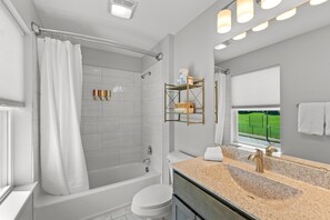 Ferienhaus, Mehrere Betten, Küche, Stadtblick (3229 Modern Home w/Garage Near SLU) | Badezimmer