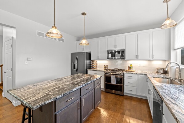 House, Multiple Beds, Kitchen, Garden View (3229 Modern Home w/Garage) | Private kitchen | Fridge, microwave, oven, stovetop