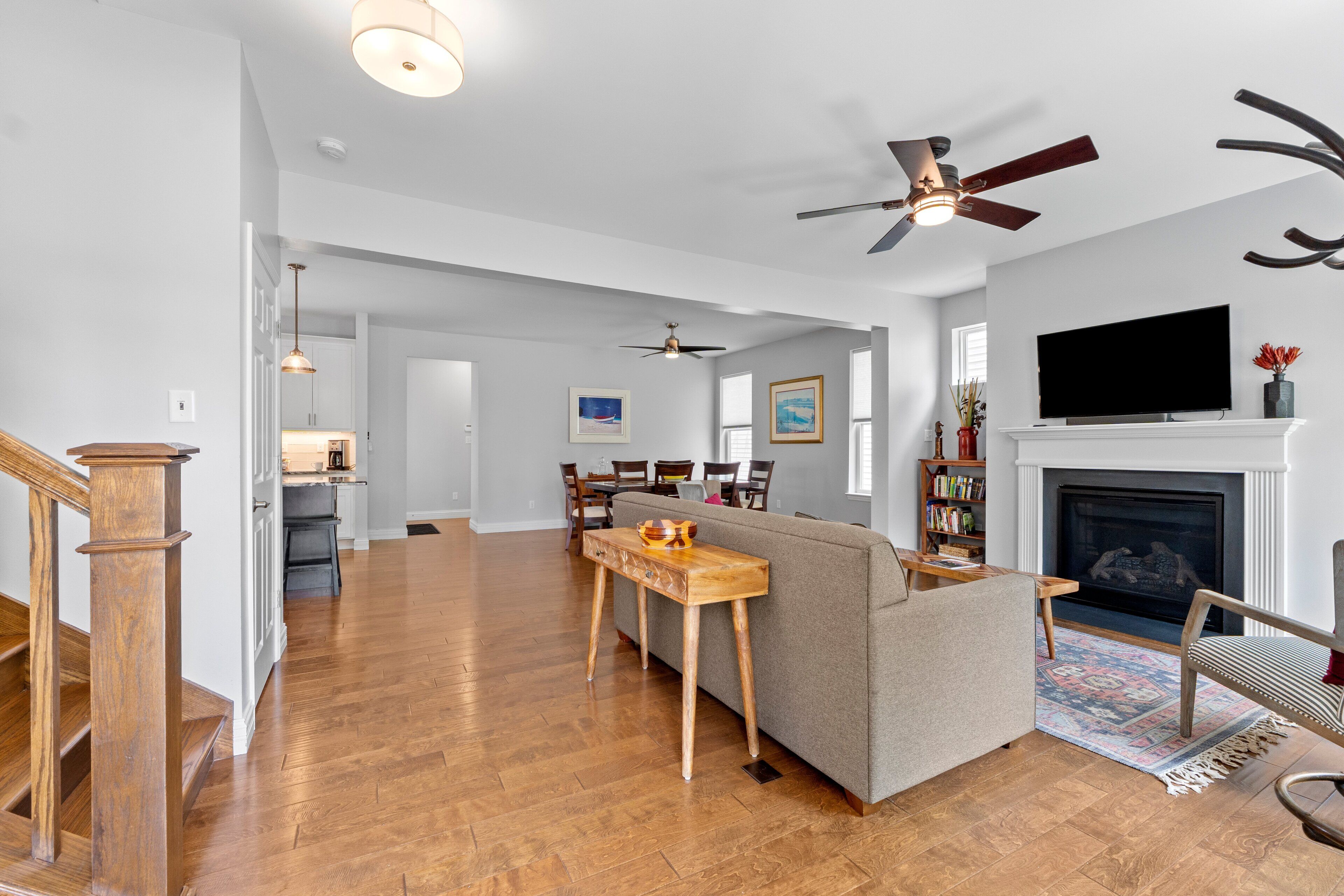 House, Multiple Beds, Kitchen, City View (3229 Modern Home w/Garage Near SLU) | Living area | 40-inch TV with digital channels