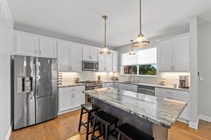 Casa, várias camas, cozinha, vista para a cidade (3229 Modern Home w/Garage Near SLU) | Cozinha privada