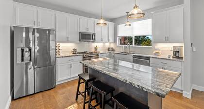 Modern Home W/garage Near SLU JZ Vacation Rentals