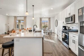 Fridge, microwave, oven, stovetop - Skyline 1649, Hot Tub, Nintendo Switch, Community Amenities! (Washington)