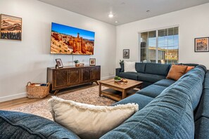 Smart TV, video games, foosball, table tennis - Skyline 1694, Hot Tub, Arcade Games, Nintendo Switch, Community Amenities! (Washington)