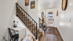 Interior - Skyline 1694, Hot Tub, Arcade Games, Nintendo Switch, Community Amenities! (Washington)