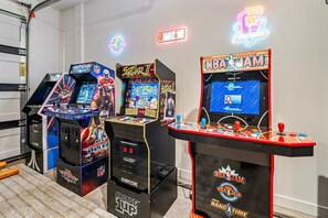 Game room - Skyline 1694, Hot Tub, Arcade Games, Nintendo Switch, Community Amenities! (Washington)