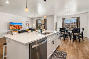 Fridge, microwave, oven, stovetop - Skyline 1645, Fire pit, Paddle boards, EV Charger, Community Amenities! (Washington)